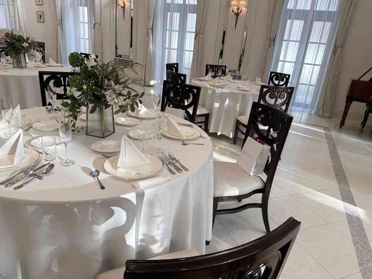 自然光が差し込む明るい披露宴会場で、上品で温かみのある雰囲気が印象的でした。