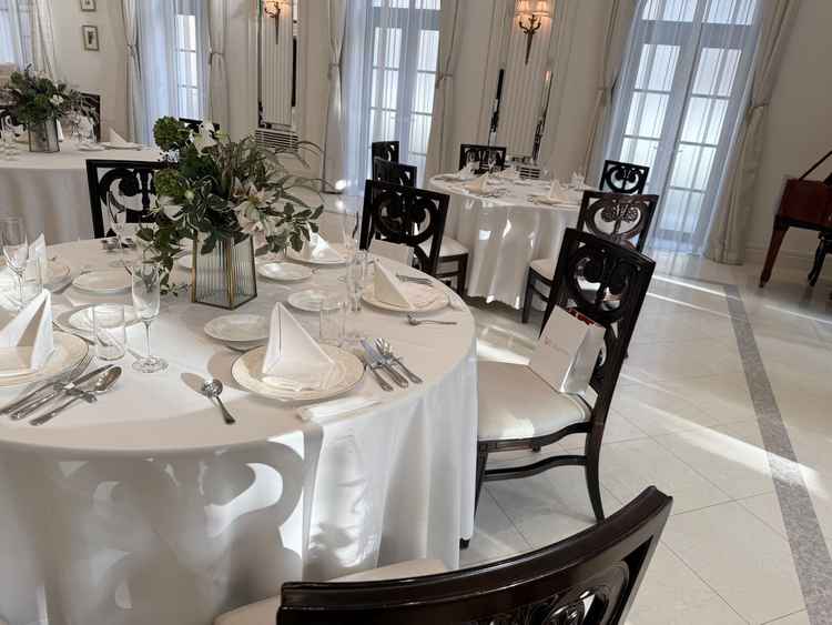 自然光が差し込む明るい披露宴会場で、上品で温かみのある雰囲気が印象的でした。