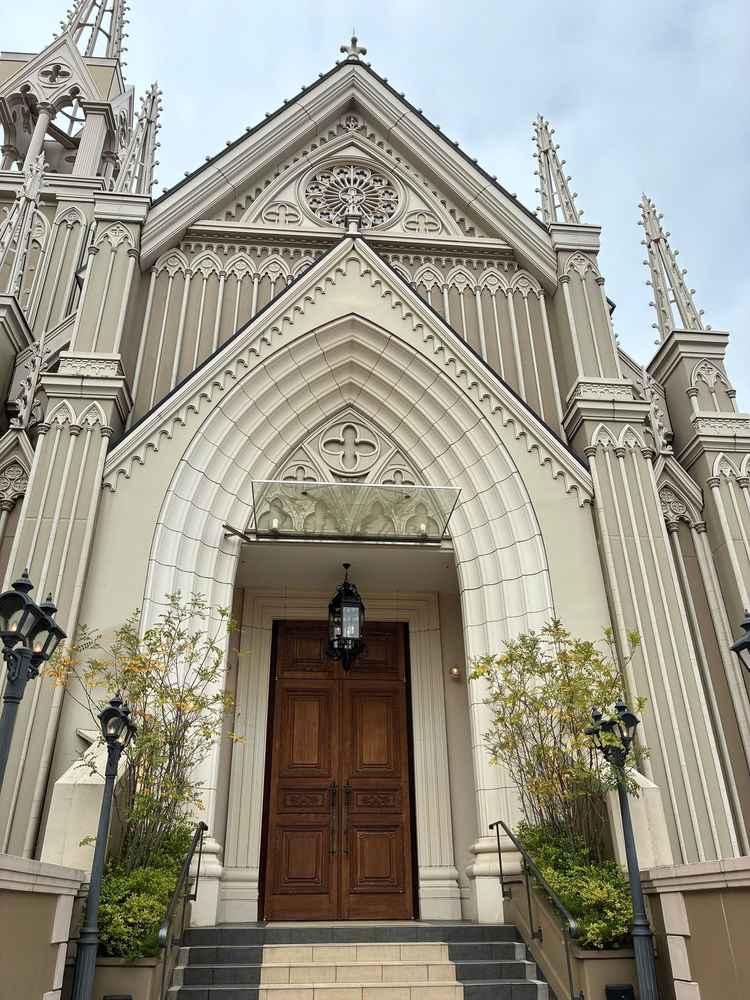 チャペル外観。地上ではなく、2階か3階に入り口がある。手前は廊下となっており、階段へと繋っている。