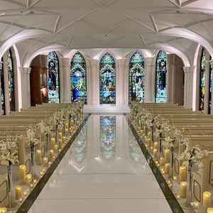 結婚式会場、ステンドグラスが輝いており、すごくおしゃれだった。