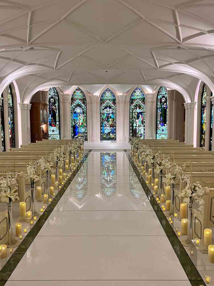結婚式会場、ステンドグラスが輝いており、すごくおしゃれだった。