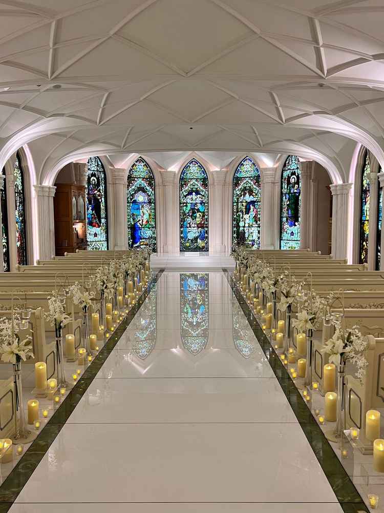 結婚式会場、ステンドグラスが輝いており、すごくおしゃれだった。