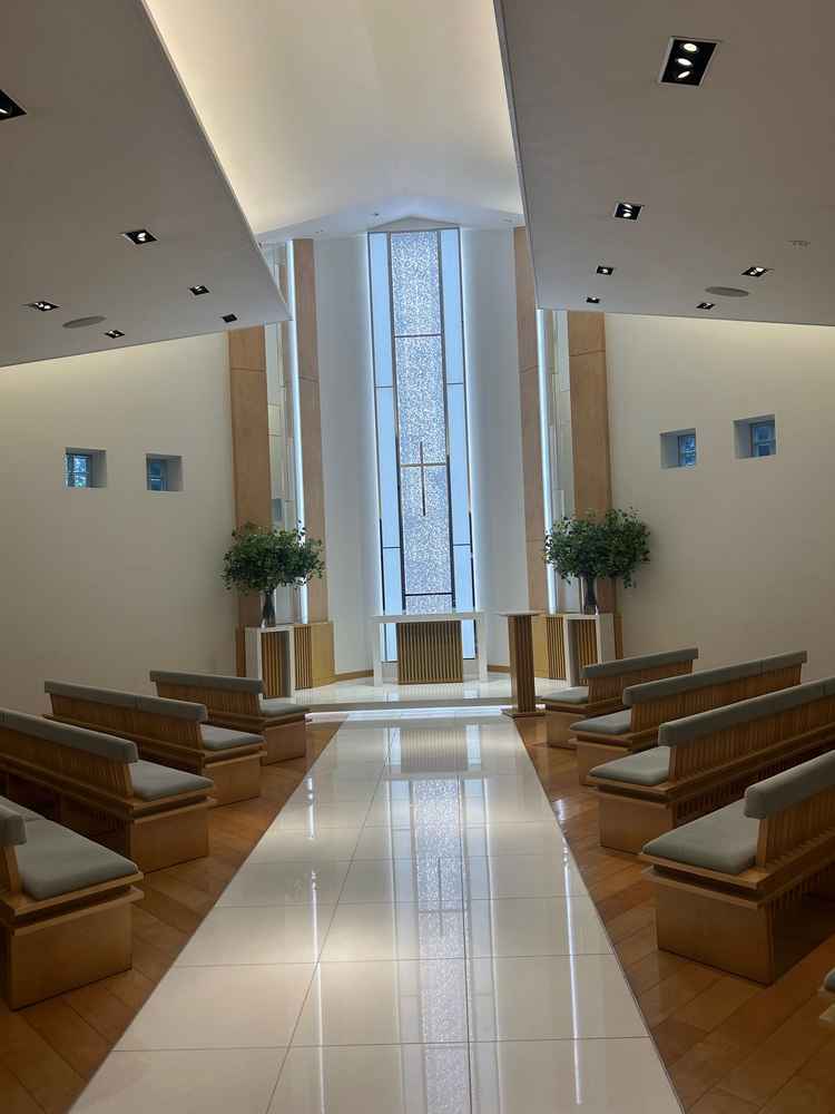 チャペル。どの席からも親近感のある感じ。