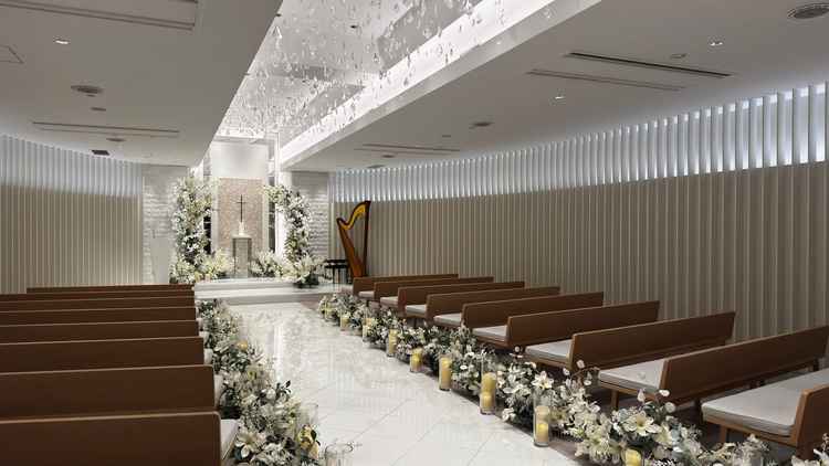 チャペル。天井から吊られたスワロフスキーの雫、祭壇のマザーオブパールと、主張しすぎないながらに上品。