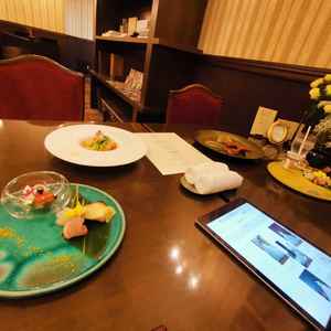 タブレットでドレスやアクセサリのカタログの確認や、和食、洋食の試食サービスをしていただきました。