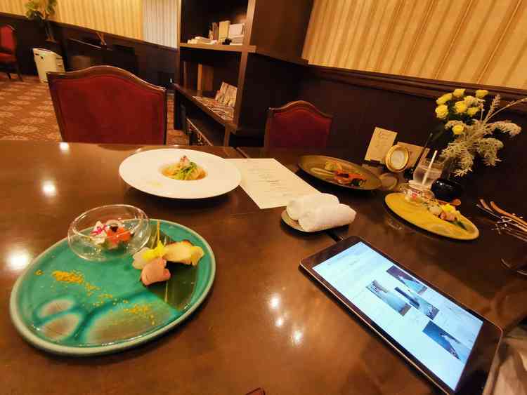 タブレットでドレスやアクセサリのカタログの確認や、和食、洋食の試食サービスをしていただきました。