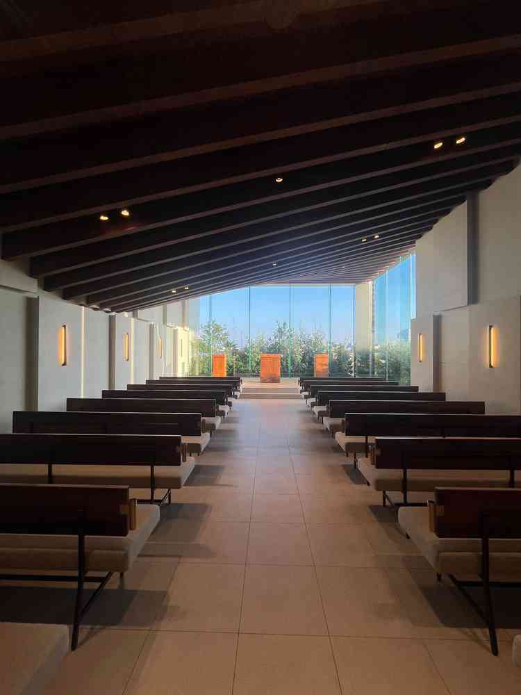 挙式会場は西陽が入ると更に綺麗で窓からの景色も横浜を感じられる。ゲストの表情まで見える距離感が良い。