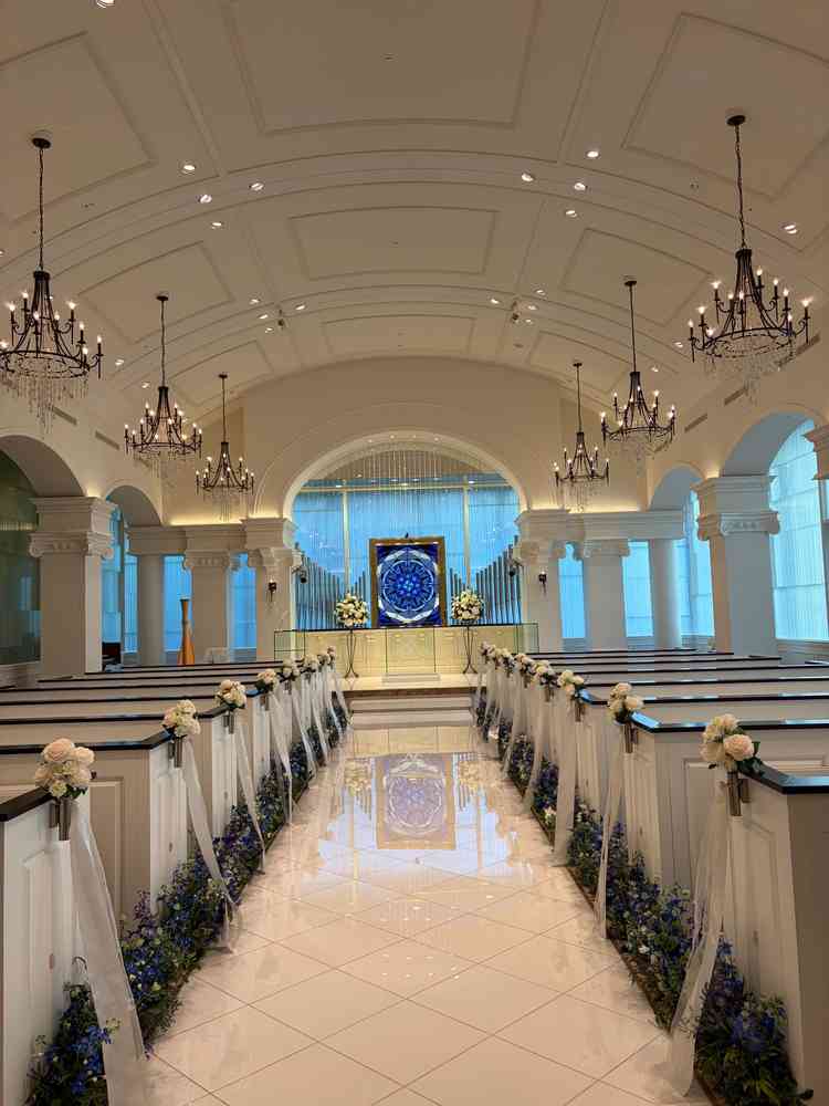 綺麗な雰囲気でステンドグラスが特徴的