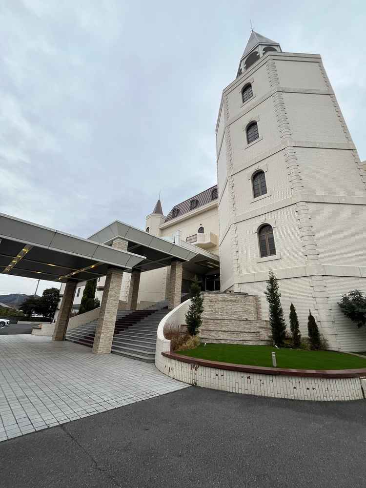 チャペルの外観です。左手にある階段を登った先はゲストの受付会場になっています。