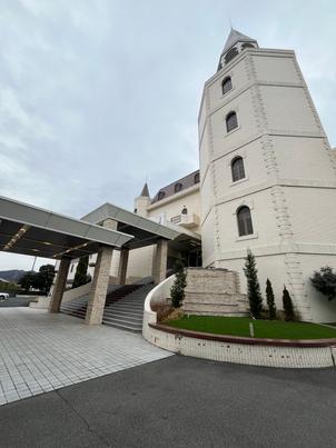 チャペルの外観です。左手にある階段を登った先はゲストの受付会場になっています。
