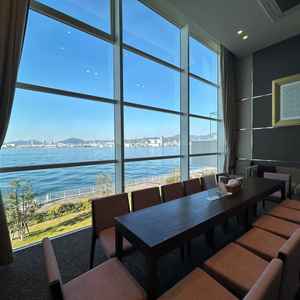 親族控室の写真。海が一望できて素敵でした。