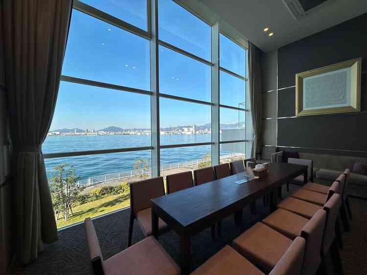 親族控室の写真。海が一望できて素敵でした。