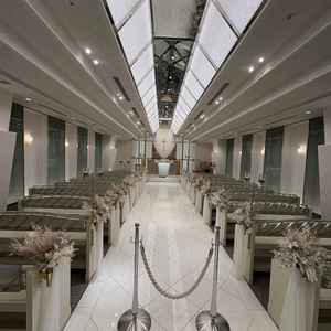 挙式会場です。照明の演出がとても良かったです。