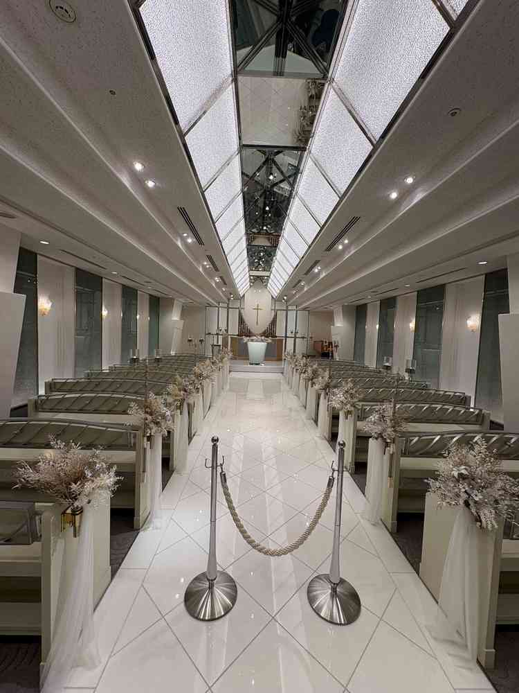 挙式会場です。照明の演出がとても良かったです。