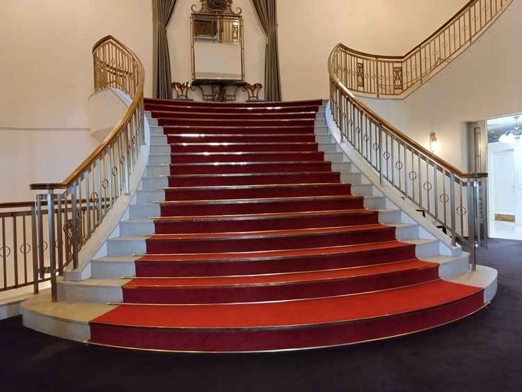 ドレスを着て歩きたい、写真を撮りたい、と思わせるような螺旋階段だった。天井も高く、開放感があった