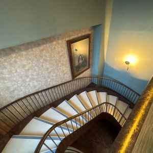 螺旋階段を下って会場へ入場出来ます。