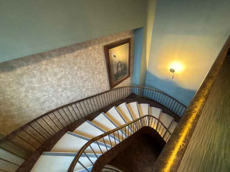 螺旋階段を下って会場へ入場出来ます。