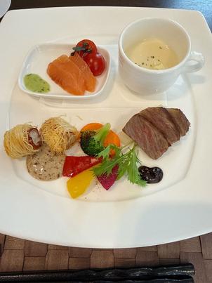 お箸でいただける和食フレンチはとても美味しく、どのお料理も丁寧に作られていることが感じられました。