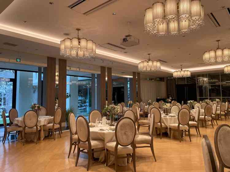 広くて開放的な披露宴会場でした。ガーデンが見えて、リラックスできる点も良いです。