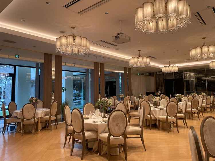 広くて開放的な披露宴会場でした。ガーデンが見えて、リラックスできる点も良いです。