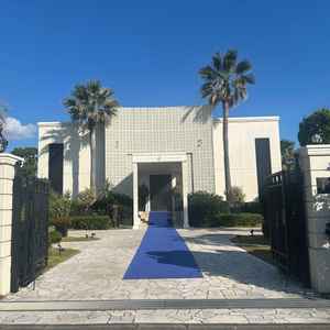 式場入口。当日の記念撮影にピッタリのスペース。海もすぐそばなのでロケーションは最高。