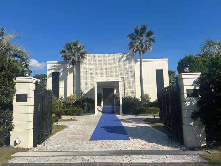 式場入口。当日の記念撮影にピッタリのスペース。海もすぐそばなのでロケーションは最高。