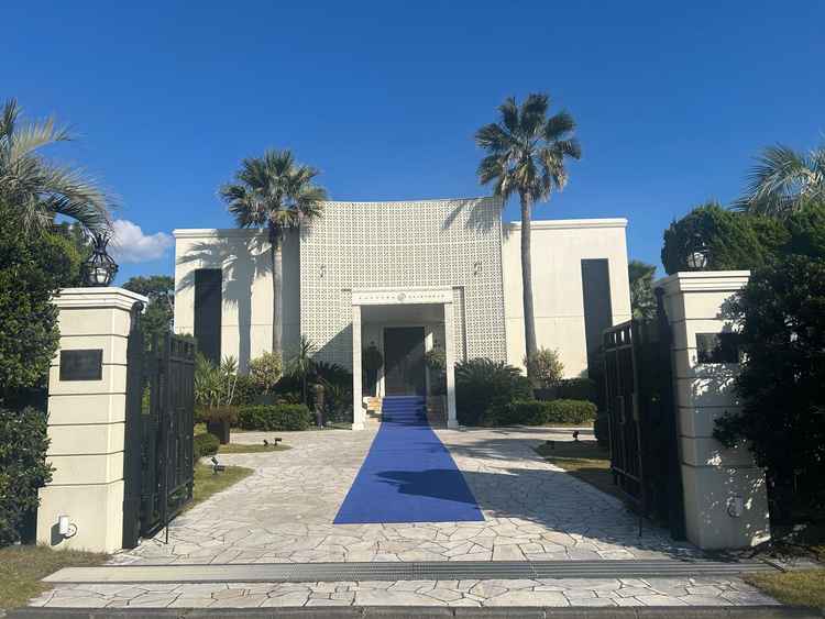 式場入口。当日の記念撮影にピッタリのスペース。海もすぐそばなのでロケーションは最高。