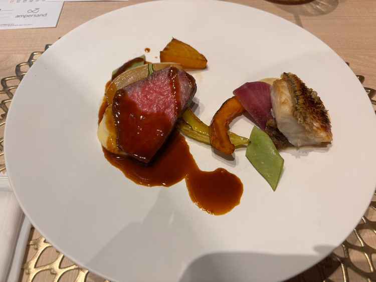 メインのお肉料理はとても柔らかく、コクのあるソースとの相性が抜群で、本当に美味しかったです。