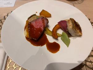 メインのお肉料理はとても柔らかく、コクのあるソースとの相性が抜群で、本当に美味しかったです。