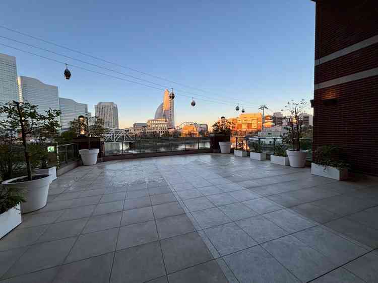 チャペルに入る前の場所。披露宴会場同様、みなとみらいが一望できて気持ちが高まりそうだと思いました。