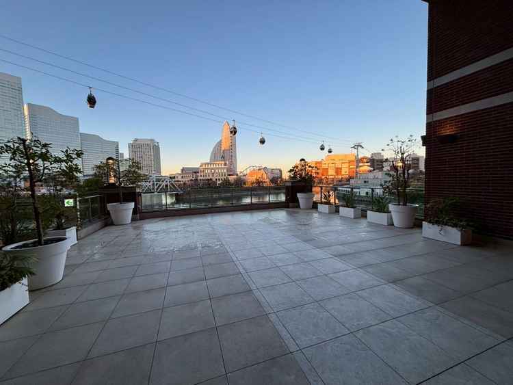 チャペルに入る前の場所。披露宴会場同様、みなとみらいが一望できて気持ちが高まりそうだと思いました。