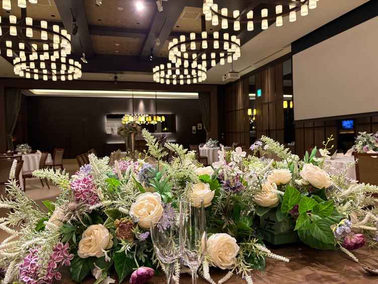 披露宴会場LUNA HALL。チャペルとは打って変わってシックな雰囲気。