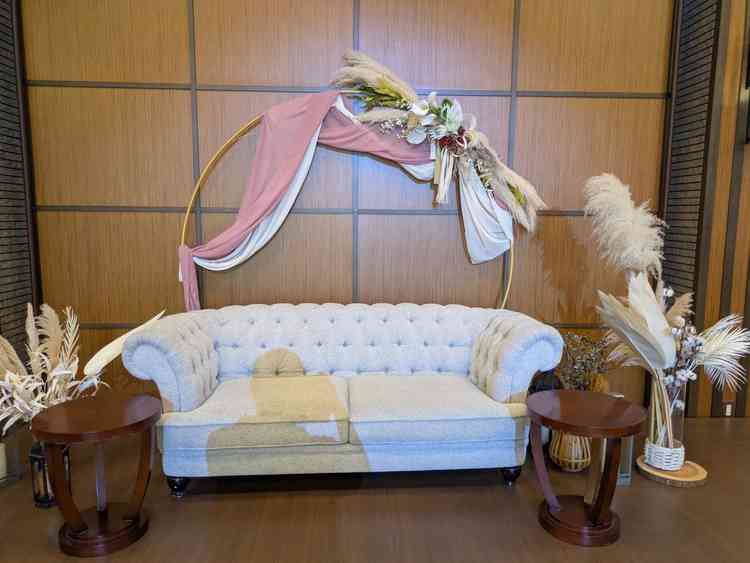 披露宴会場で新郎新婦が座るソファー。こういう形で準備もできるとのことだった。