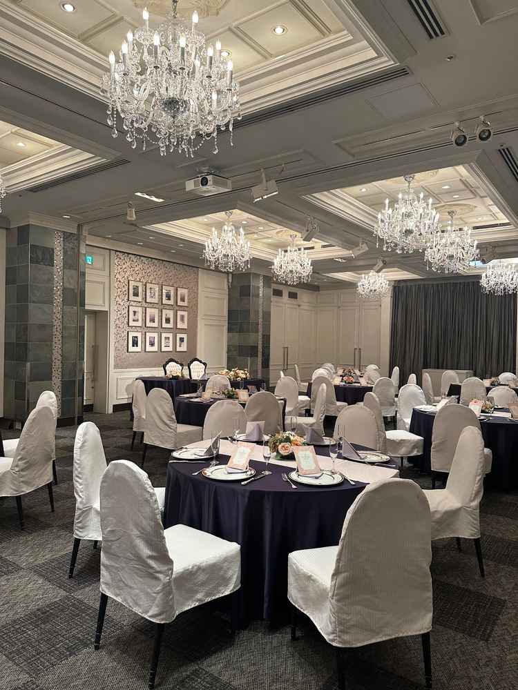 披露宴会場。壁やシャンデリアなど元々の装飾が華やか。