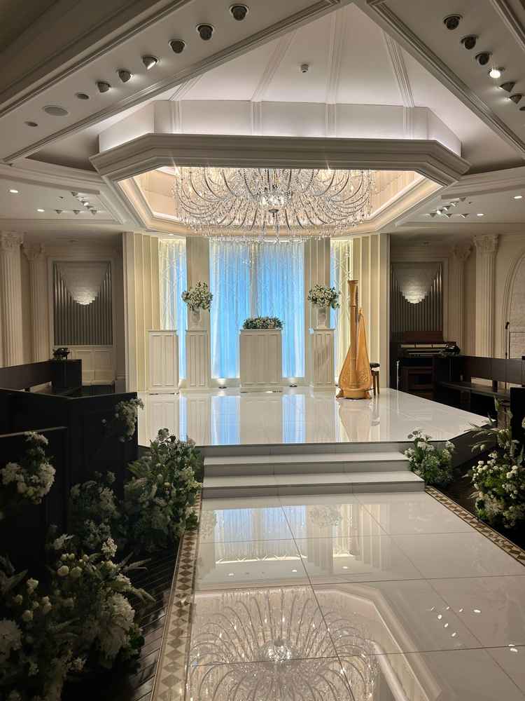 挙式会場の写真です。参列者席がとても特徴的で、後方の参列者でも見やすい作りになっております。