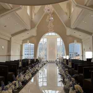 チャペルの写真です。大きな窓が特徴的で、明るくて開放的です。