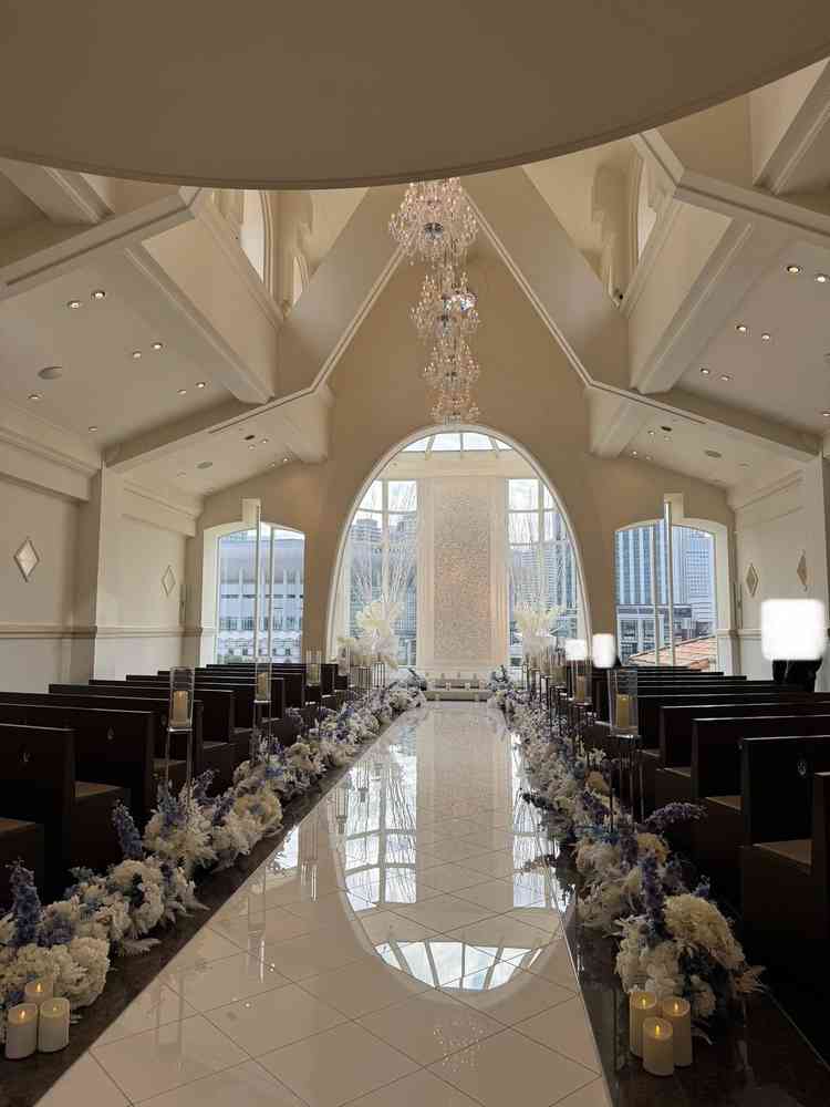 チャペルの写真です。大きな窓が特徴的で、明るくて開放的です。