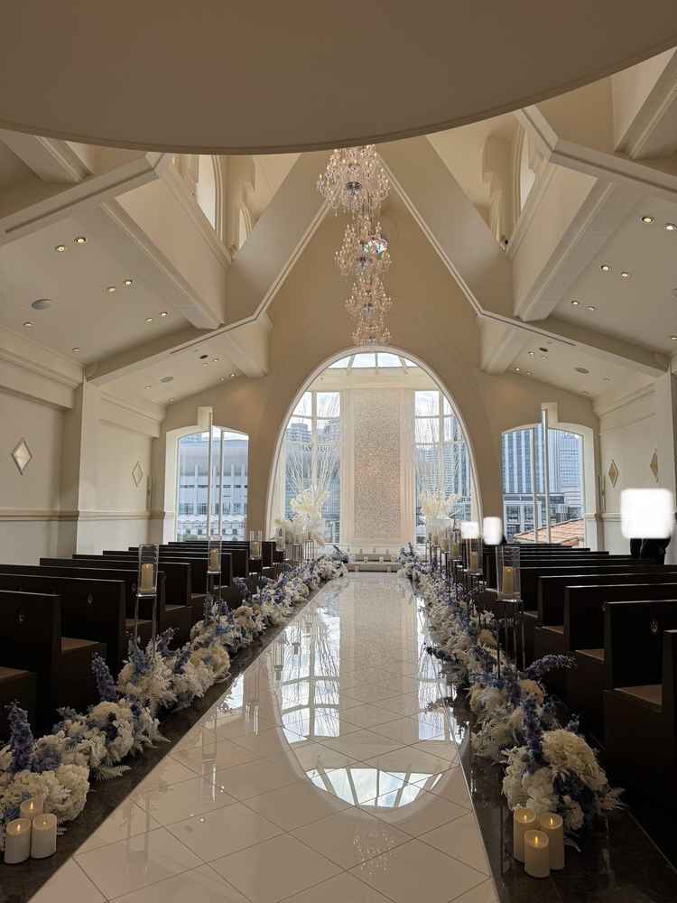 チャペルの写真です。大きな窓が特徴的で、明るくて開放的です。