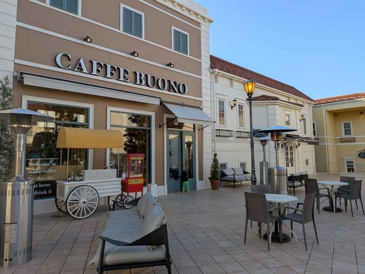 ゲストは待っている間、ポップコーンカートも楽しめるそうで小さい子供も飽きない工夫だと思います。