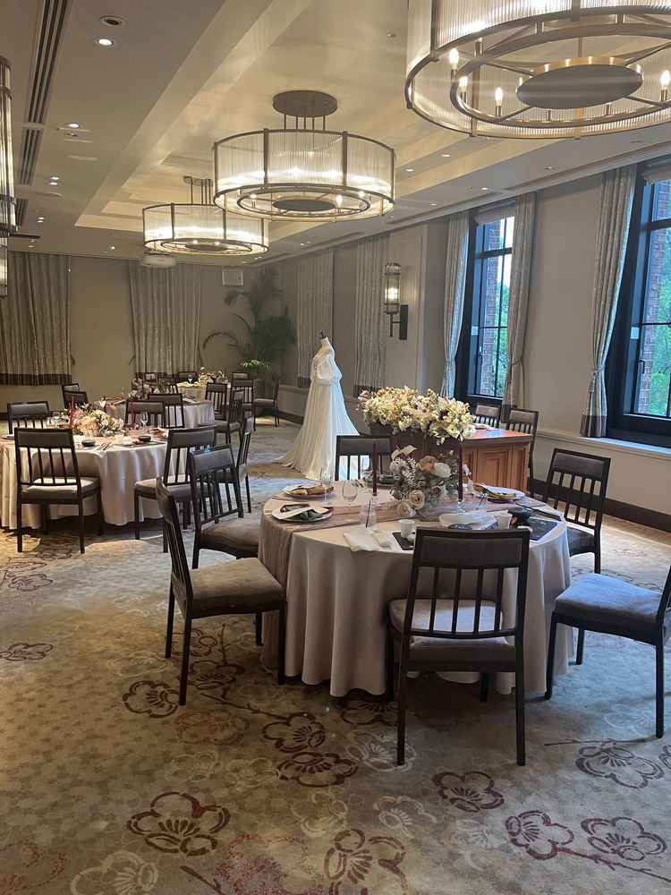 小さい披露宴会場(モニカ)で試食をいただきました。ゲストと新郎新婦の距離がかなり近い感じでした。