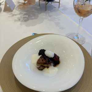 食事はとても美味しいです。今まで食べたフォアグラの中で一番美味しかったです。