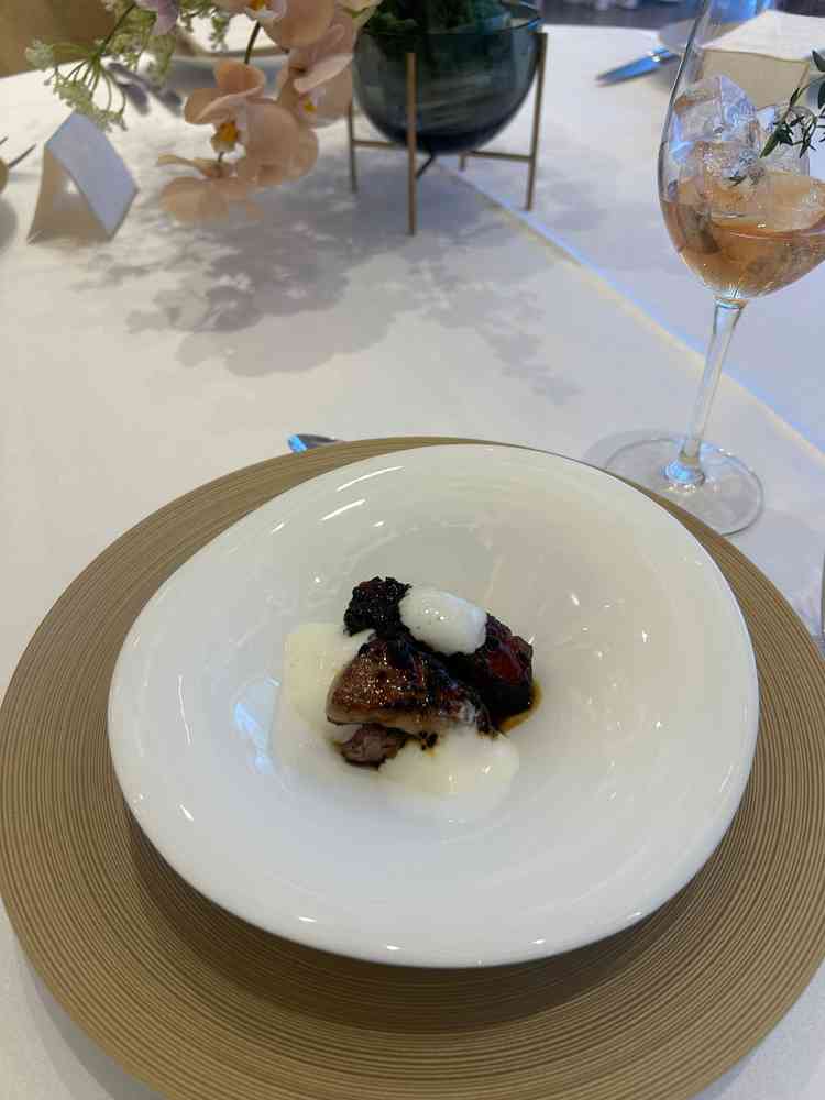 食事はとても美味しいです。今まで食べたフォアグラの中で一番美味しかったです。