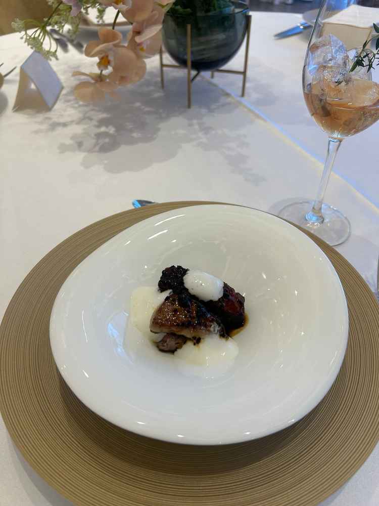 食事はとても美味しいです。今まで食べたフォアグラの中で一番美味しかったです。