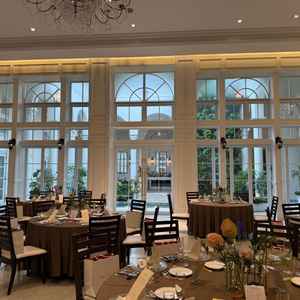 披露宴会場にはとても大きな窓があり印象的でした。