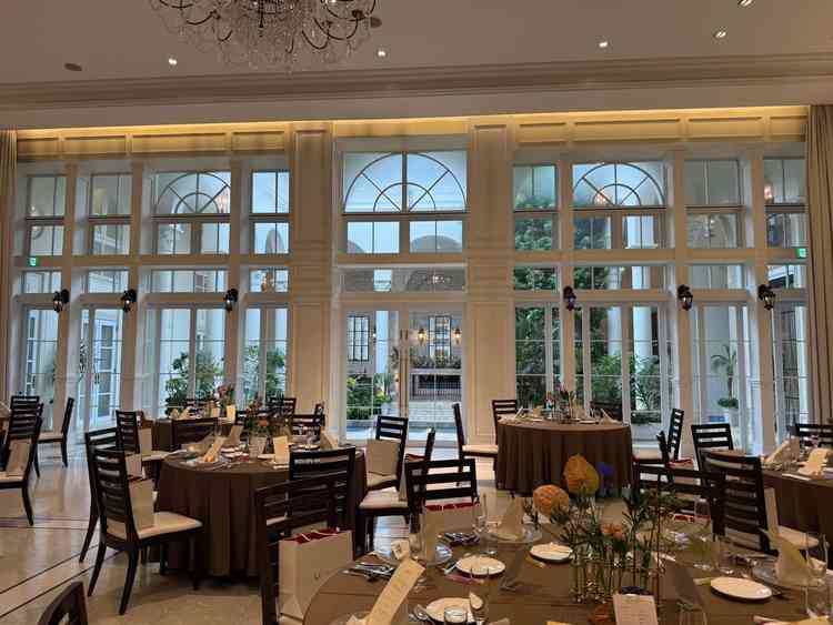 披露宴会場にはとても大きな窓があり印象的でした。