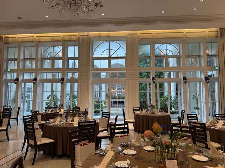 披露宴会場にはとても大きな窓があり印象的でした。