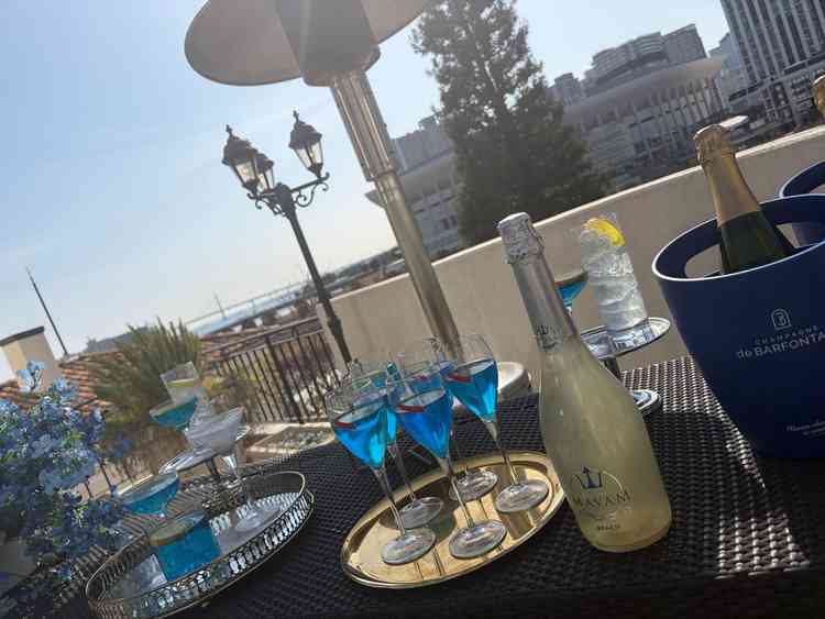 3Fウェルカムドリンクコーナー。横浜の景色が一望できる。