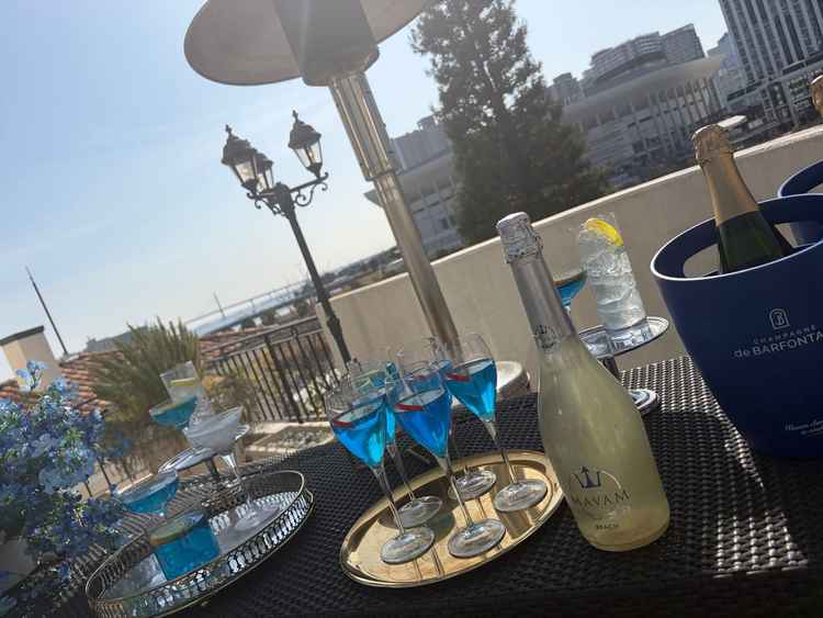 3Fウェルカムドリンクコーナー。横浜の景色が一望できる。