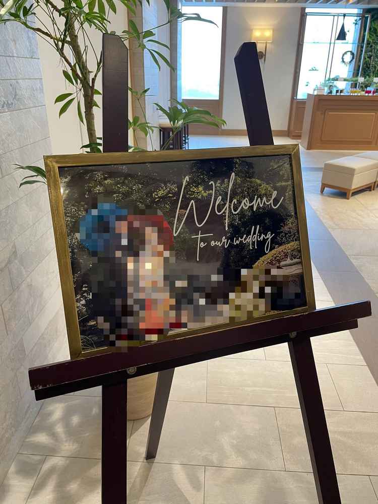 待合室入るとウェルカムボードがすぐ目に入ってきて、奥の窓からの景色も開放感があって素敵でした！