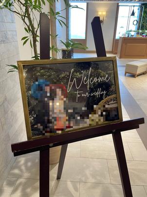 待合室入るとウェルカムボードがすぐ目に入ってきて、奥の窓からの景色も開放感があって素敵でした！